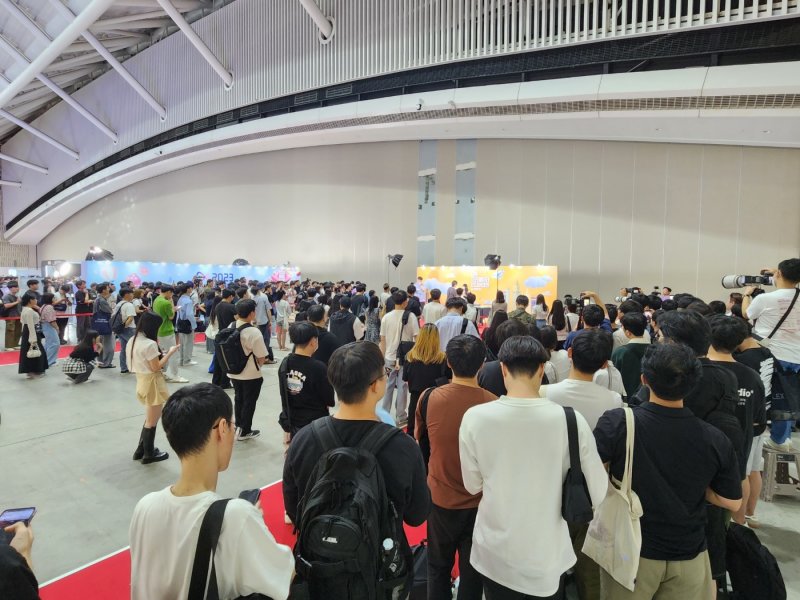 4일 인천 송도컨벤시아에서 열린 '크리에이터 미디어대전 in 인천'에서 유튜버 우정잉의 팬사인회가 열리고 있다. *재판매 및 DB 금지