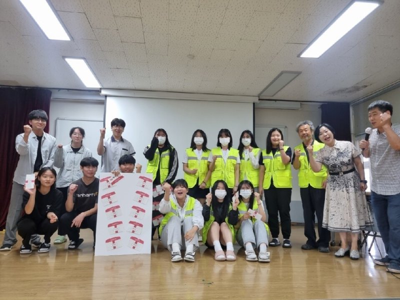 완도금일고등학교(학교장 김화진)- 1학기 실시한 여러 교육 활동 중 각종 수상을 했다. 완도교육지원청과 보건복지부에서 주관한 '학교 흡연 예방 공모전'에 서 최우수상, 우수상 등을 수상한 것을 비롯해 5.18 민중항쟁 기념위원회에서 주관한 '전남 5.18 민주화운동 미술 공모대회'에서 2위, 교육부와 환경부 및 한국환경공단 등에서 주관한 '기후행동 스쿨챌린지'에서 은상(전국 3위)을 수상했다.(전남교육청 제공)/뉴스1