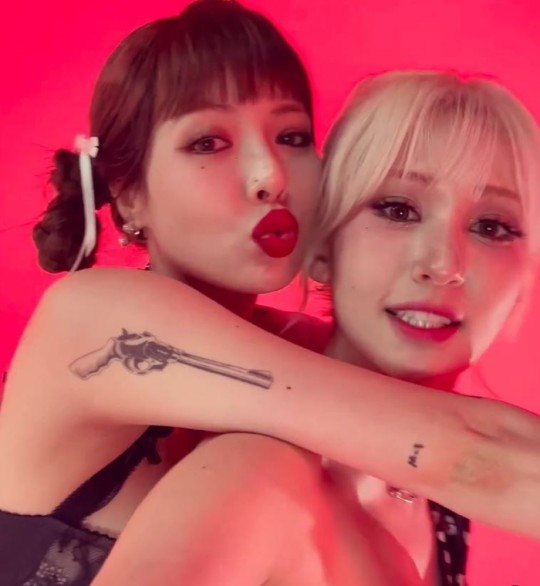 현아&middot;전소미, 총 타투에 미니드레스…"자매 같네"