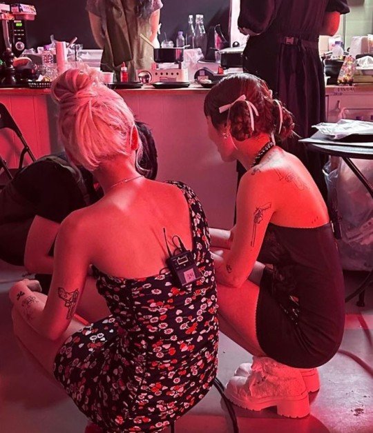 현아&middot;전소미, 총 타투에 미니드레스…"자매 같네"