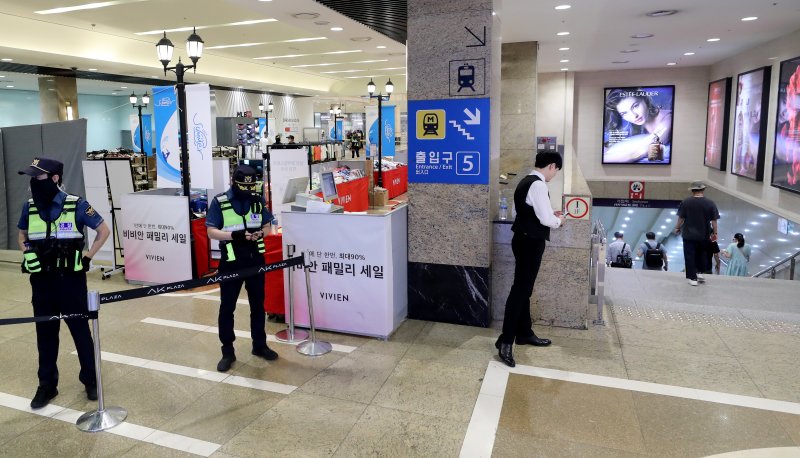 서현역 일대에서 묻지마 흉기 난동 사건이 발생한 3일 오후 경기 성남시 분당 서현역 AK백화점이 사건 현장을 통제하는 가운데 시민들이 지하철 역으로 들어가고 있다. 이날 오후 6시쯤 연령미상의 남성 A씨가 자신의 승용차를 이용해 인도로 돌진 후 차량에서 내려 흉기를 휘둘렀다. 이로 인해 14명의 시민이 다쳐 인근 병원으로 옮겨졌으며 현장에 출동한 경찰에 A씨는 긴급체포됐다. 2023.8.3/뉴스1 ⓒ News1 장수영 기자 /사진=뉴스1