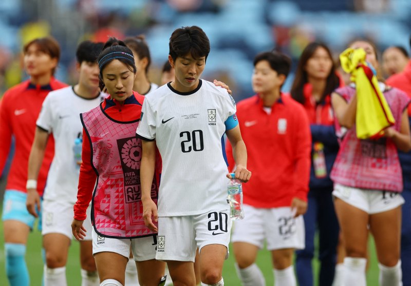 김혜리를 비롯한 대한민국 선수들이 25일 오후(현지시간) 호주 시드니 풋볼 스타디움에서 열린 '2023 국제축구연맹(FIFA) 호주·뉴질랜드 여자 월드컵' 조별리그 H조 1차전 콜롬비아와의 경기에서 2대0으로 패배하자 아쉬워하고 있다. ⓒ 로이터=뉴스1 ⓒ News1 안은나 기자