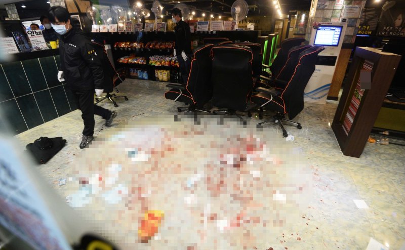 20일 오후 경기도 수원시 팔달구 수원역 인근의 한 PC방에서 흉기난동으로 4명이 다치는 사건이 발생했다. 수원서부경찰서는 살인미수 등 혐으로 이모(39)씨를 붙잡아 조사하고 있다고 밝혔다. 피해자 4명 중 1명은 현재 의식이 없는 상태로 알려졌다. 사진은 사건이 발생한 PC방에서 경찰이 현장감식을 하고 있는 모습. (경기일보 제공) 2015.11.20/뉴스1 ⓒ News1 이재명 기자