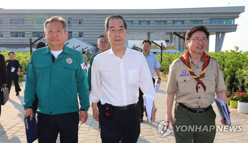 한덕수 국무총리가 4일 전북 부안군 2023 새만금 세계스카우트잼버리 대회장 내 프레스룸에서 2023 새만금 세계잼버리 관련 정부입장을 발표하기 위해 관계 부처 장관들과 이동하고 있다. 왼쪽부터 이상민 행정안전부 장관, 한 총리, 박보균 문화체육관광부 장관. 2023.8.4 kjhpress@yna.co.kr /사진=연합뉴스