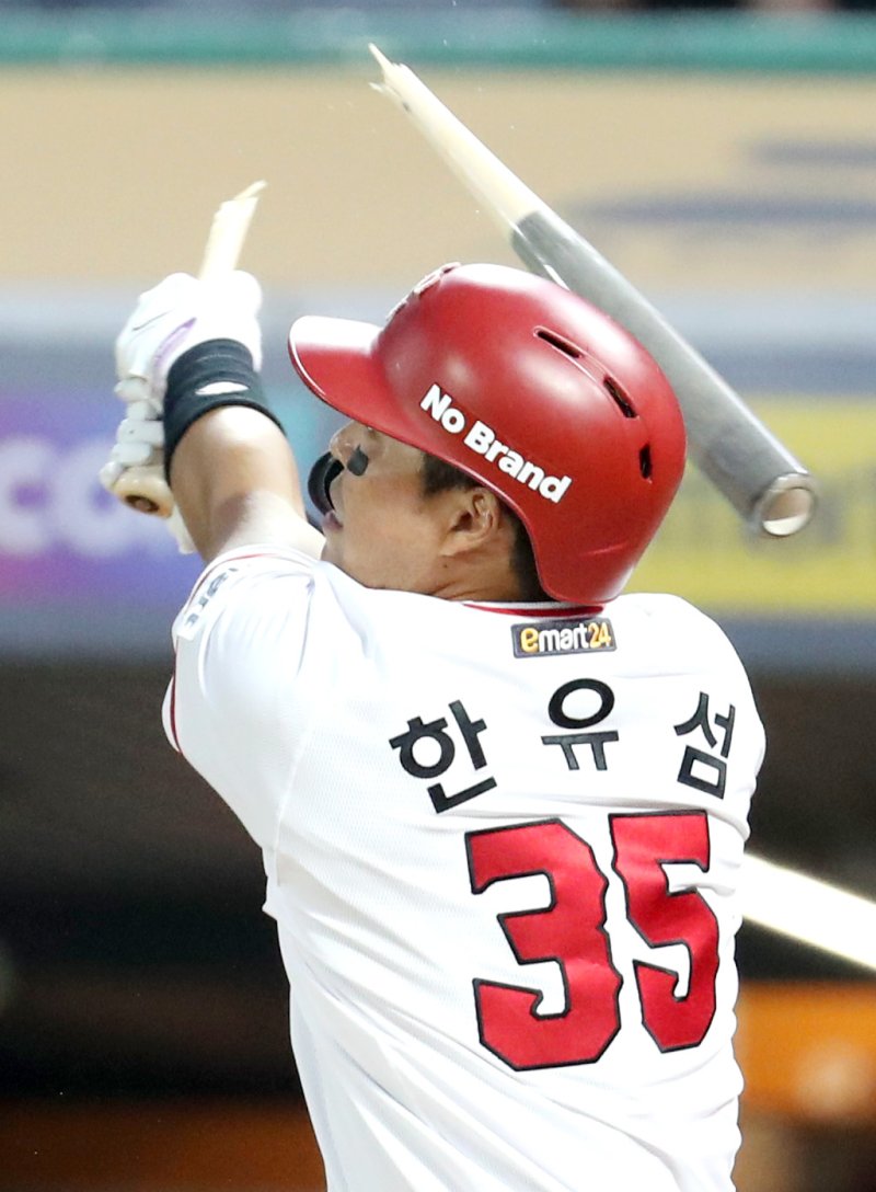 28일 인천 SSG랜더스필드에서 열린 '2023 신한은행 SOL KBO리그' LG 트윈스와 SSG 랜더스의 경기, SSG 한유섬이 4회말 무사 선두타자로 나서 타격 도중 배트가 부러지고 있다. 2023.6.28/뉴스1 ⓒ News1 김성진 기자
