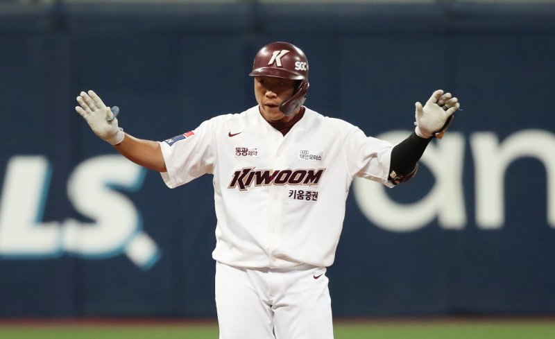 4일 오후 서울 구로구 고척스카이돔에서 열린 '2023 신한은행 SOL KBO리그' 키움 히어로즈와 NC다이노스의 경기에서 8회말 무사 1,2루 상황 키움 김수환이 2타점 2루타를 친 뒤 세리머니를 하고 있다. 2023.7.4/뉴스1 ⓒ News1 박지혜 기자
