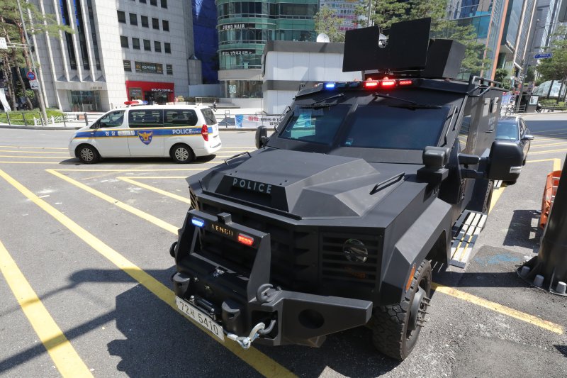 [서울=뉴시스] 김금보 기자 = 경찰특공대 전술장갑차가 5일 오전 서울 강남구 강남역에 배치돼 있다. 경찰은 살인 예고 등 국민 불안감이 커지는 상황에서 범죄 분위기 제압 및 범행 대응을 위해 특별치안활동을 선포하고, 살인 예고 지역과 다중이용시설에 경찰특공대원 127명을 전진 배치했다. 2023.08.05. kgb@newsis.com