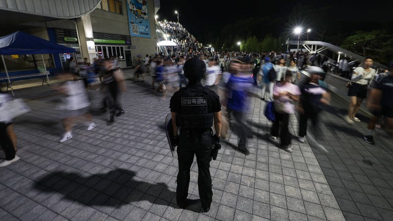 '살인 예고'에 전국이 불안 (대구=연합뉴스) 윤관식 기자 = 삼성과 LG의 프로야구 경기가 열리는 대구 야구장에서 '흉기 난동'을 부리겠다는 예고 글이 올라온 5일 오후 대구 삼성라이온즈파크에서 경찰특공대가 만일의 상황에 대비하고 있다. 2023.8.5 psik@yna.co.kr (끝)