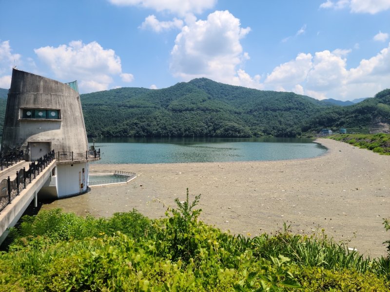 수변 테크길로 유명한 전남 장성군의 대표적 국민관광지 장성호가 장마에 떠내려 온 각종 플라스틱과 쓰레기 등 부유물로 몸살을 앓고 있다. 방치된 부유물이 장성호 취수탑에서 수문이 있는 곳까지 둑을 따라 긴 띠를 형성하고 있다. 2023.8.5/뉴스1 ⓒ News1 조영석 기자