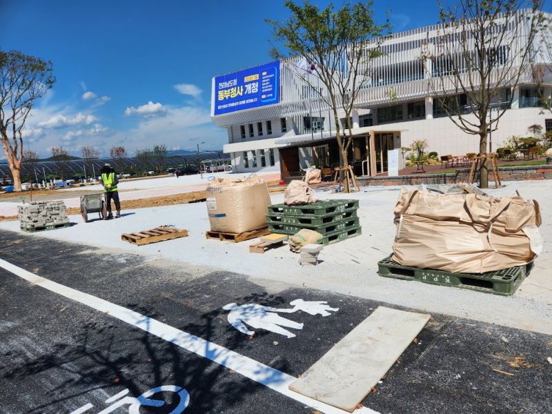 전남도청 동부권통합청사가 지난달 14일 준공을 마치고 24일 모든 부서가 입주한 가운데 청사 외부 보강공사가 한창이다.(독자 제공)2023.8.6/뉴스1