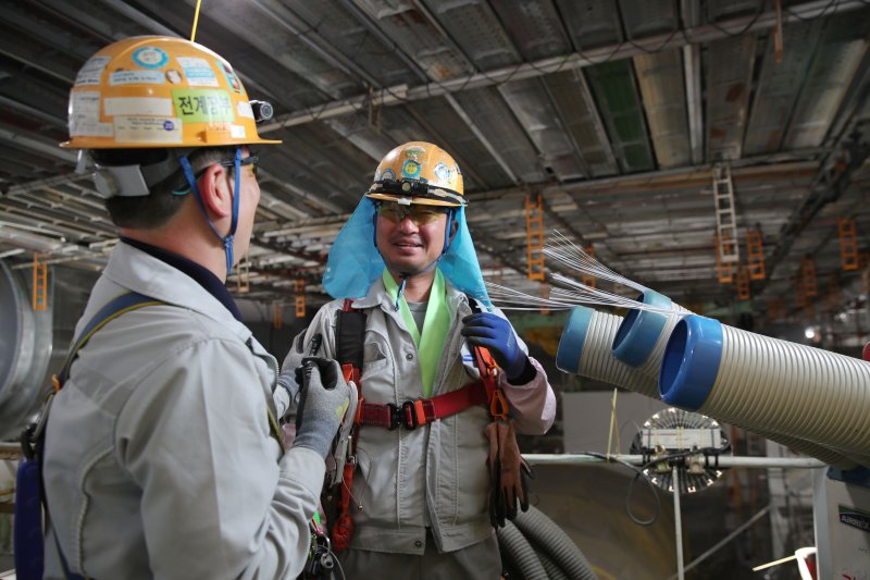 삼성중공업 거제조선소 작업자들이 이동식 에어컨 앞에서 더위를 식히고 있다. 삼성중공업 제공