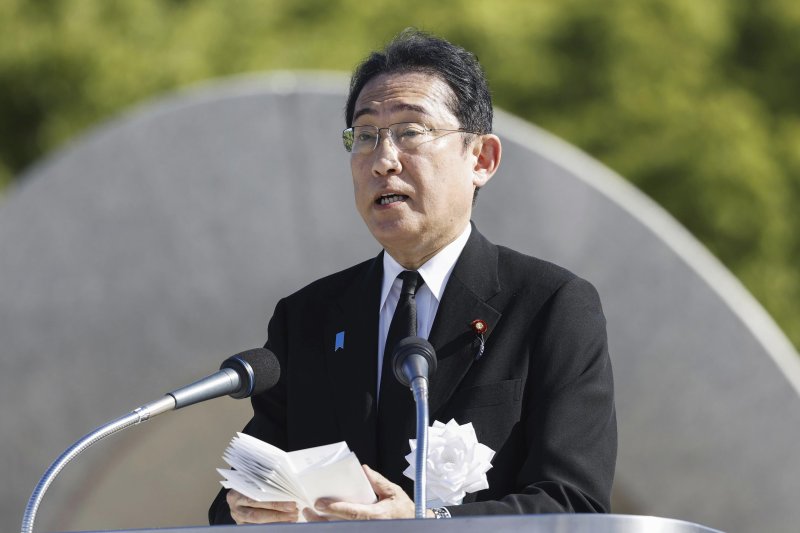 [히로시마=AP/뉴시스] 기시다 후미오 일본 총리가 6일 일본 히로시마의 히로시마 평화기념공원에서 열린 히로시마 원자폭탄 투하 78주년 추모 행사(평화행사)에 참석해 추모사를 하고 있다. 2023.08.06.