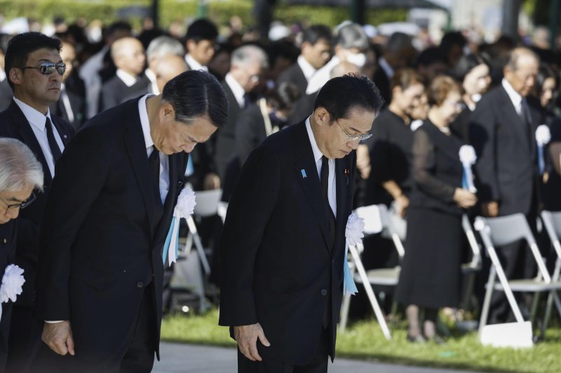 [히로시마=AP/뉴시스] 기시다 후미오 일본 총리(오른쪽 앞)가 6일 일본 히로시마의 히로시마 평화기념공원에서 열린 원폭 투하 78주년 추모 행사(평화행사)에 참석해 묵념하고 있다. 2023.08.06.