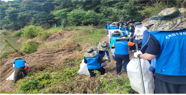 한국환경공단 임직원들이 지난 2일 경북 예천군 수해 피해지역 복구 지원활동을 펼치고 있다. /사진=한국환경공단