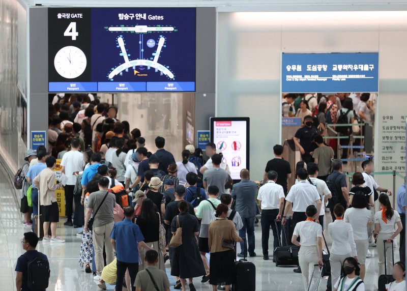 지난 6일 오전 이용객으로 붐비고 있는 인천국제공항 제1터미널의 모습. 사진=연합뉴스