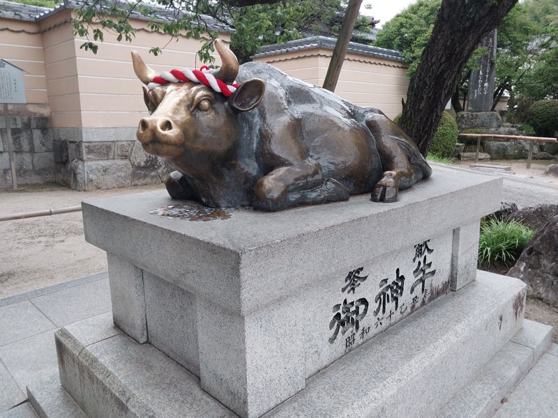 후쿠오카 근교 다자이후 신사에 있는 황소 모양의 동상.