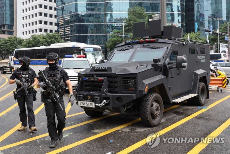 강남역에 배치된 경찰특공대원과 전술 장갑차 (서울=연합뉴스) 신현우 기자 = 흉기 난동과 살인 예고 온라인 게시물로 국민 불안감이 커지는 가운데 6일 오후 서울 강남역 인근에 경찰특공대원과 전술 장갑차가 배치돼 있다. 경찰은 지난 4일 특별치안활동을 선포하며 인파가 몰리는 지하철역, 백화점 등 전국 247개 장소에 경찰관 1만2천여 명을 배치키로 했다. 서울 강남역과 부산 서면역, 성남 서현역·판교역, 수원역 등 인터넷에 게시된 '살인 예고글'에서 범행장소로 지목되거나 사람들이 많이 모이는 11곳에는 전술 장갑차를 투입했다. 202