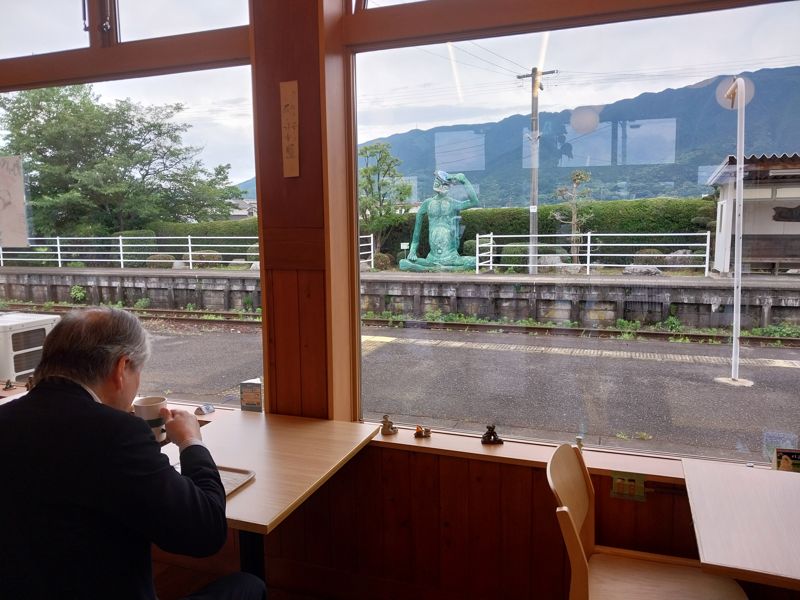 다누시마루 역 안에 있는 카페의 내부 모습.