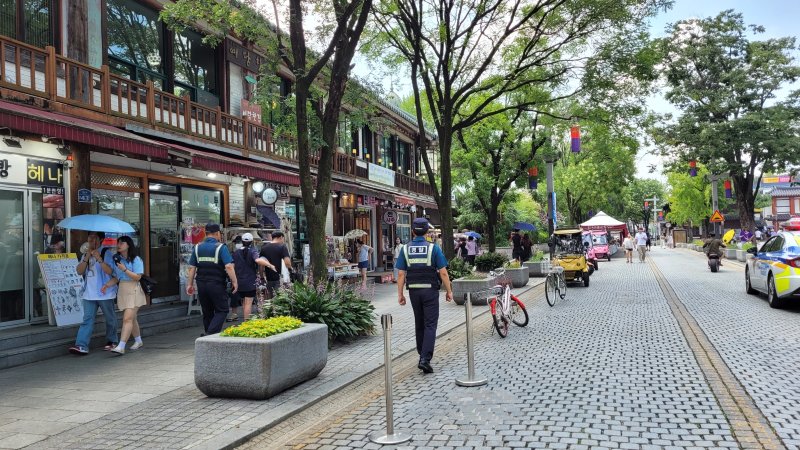 전북 전주한옥마을에서 경찰이 범죄 예방을 위한 순찰에 나서고 있다.(전북경찰청 제공)2023.8.6/뉴스1