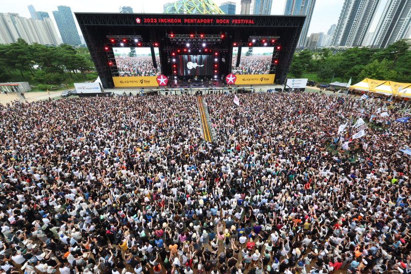 지난해 8월 인천시 연수구 송도달빛축제공원에서 열린 2023 인천 펜타포트 록 페스티벌에서 밴드 체리필터 공연에 팬들이 열광하고 있다. 사진=연합뉴스