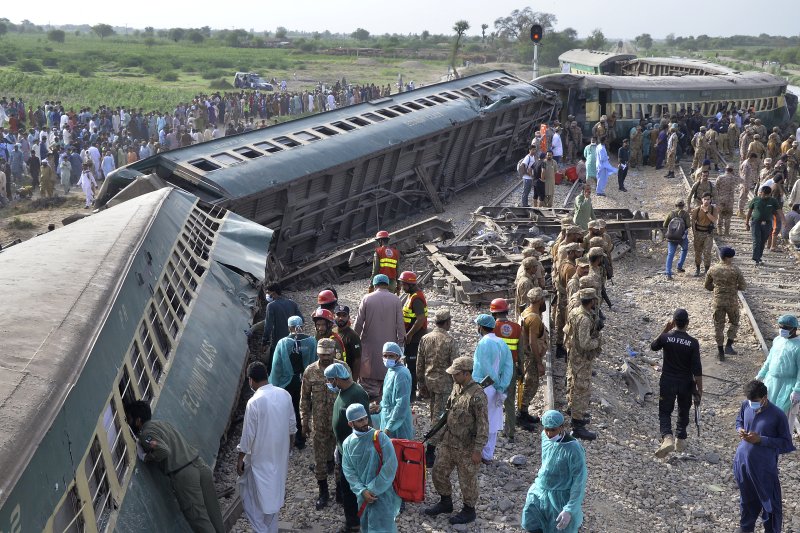 [ 파키스탄 구조당국이 사르하리 기차역 인근에서 탈선한 열차 주변에서 구조 작업을 하고 있다. /사진=뉴시스