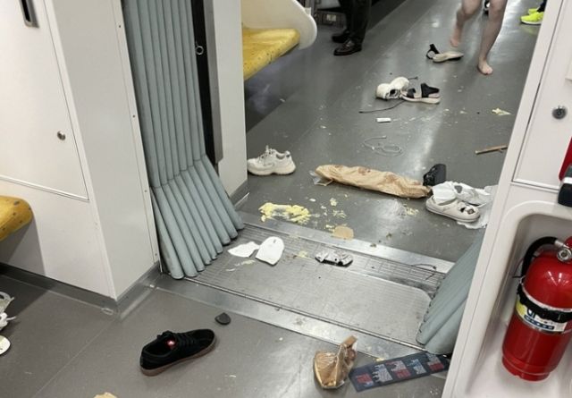 6일 서울지하철 9호선 열차 안에서 가스유출과 흉기난동 오인신고가 접수돼 한때 승객들이 혼란을 겪었다. 출처=트위터 캡쳐