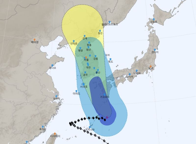 "기차도 탈선시킬 위력"..태풍 '카눈', 한반도 관통 방향 틀었다