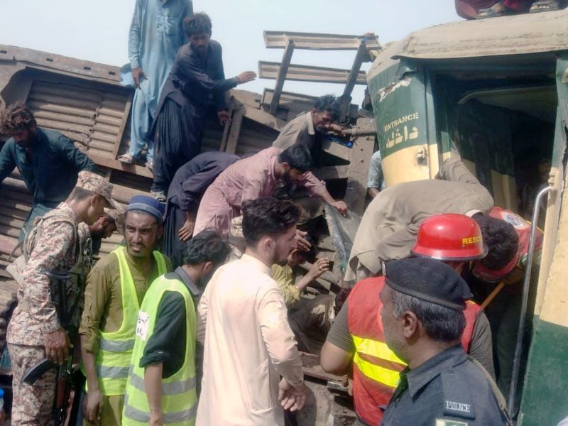6일(현지시간) 파키스탄 남부 신드주 나와브샤 열차 탈선 사고 현장에서 사람들이 구조 작업을 펼치고 있다. /사진=연합뉴스