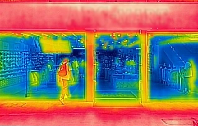 [서울=뉴시스] 황준선 기자 = 무더위가 지속되고 있는 6일 오후 열화상 카메라로 촬영한 개문냉방 영업 중인 서울 중구 명동의 한 상점. 매장 출입구가 파랗게 보이고 있다. 열화상 카메라로 촬영한 사진은 온도가 높을수록 붉은색, 낮을수록 푸른색을 나타낸다. 2023.08.06. hwang@newsis.com