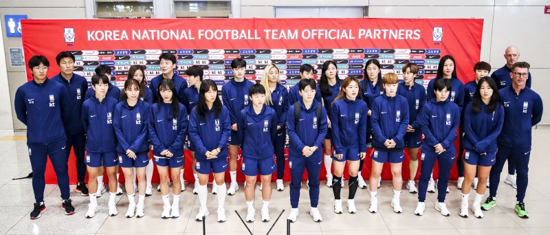 [인천공항=뉴시스] 정병혁 기자 = 2023 국제축구연맹(FIFA) 호주·뉴질랜드 여자월드컵 일정을 마친 대한민국 여자 축구대표팀 선수들이 5일 오전 인천국제공항 제2터미널을 통해 귀국해 기념촬영을 하고 있다. 2023.08.05. jhope@newsis.com