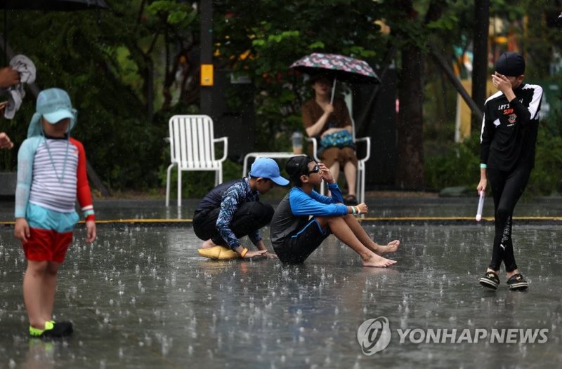 ‘비가 좋아’ ‘비가 좋아’ (서울=연합뉴스) 윤동진 기자 = 서울에 소나기가 내린 6일 오후 광화문광장에서 수영 중 휴식을 취하는 어린이들이 비를 맞고 있다. 2023.8.6 mon@yna.co.kr (끝)