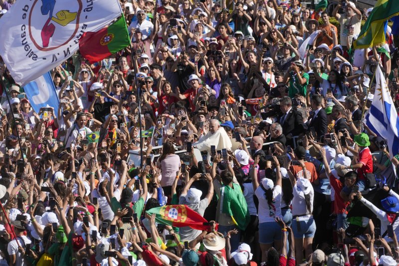 [리스본=AP/뉴시스] 프란치스코 교황이 3일(현지시각) 포르투갈 리스본의 에두아르두 7세 공원에서 각국 청년들의 환영을 받으며 제37회 세계청년대회(WYD) 모임에 참석하고 있다. 2023.08.04.