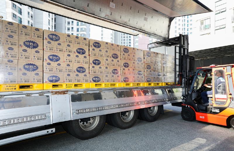 전북 부안군 새만금 일대에서 열리는 제25회 세계 스카우트 잼버리 대회에 지원되는 동아제약 박카스가 운송차량에 적재되고 있다. 동아쏘시오홀딩스 제공.