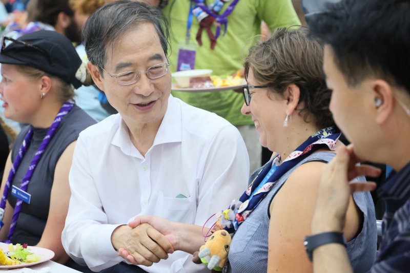 한덕수 국무총리가 지난 6일 전북 부안 '2023 새만금 세계잼버리' 국제운영요원 식당에서 요원 등과 함께 식사하며 대화를 나누고 있다. (총리실 제공) 2023.8.7/뉴스1