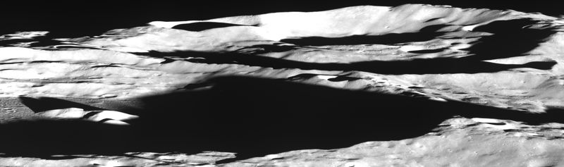 달 분화구 안에 진짜 얼음이 있을까?... 다누리가 찍은 사진 보니