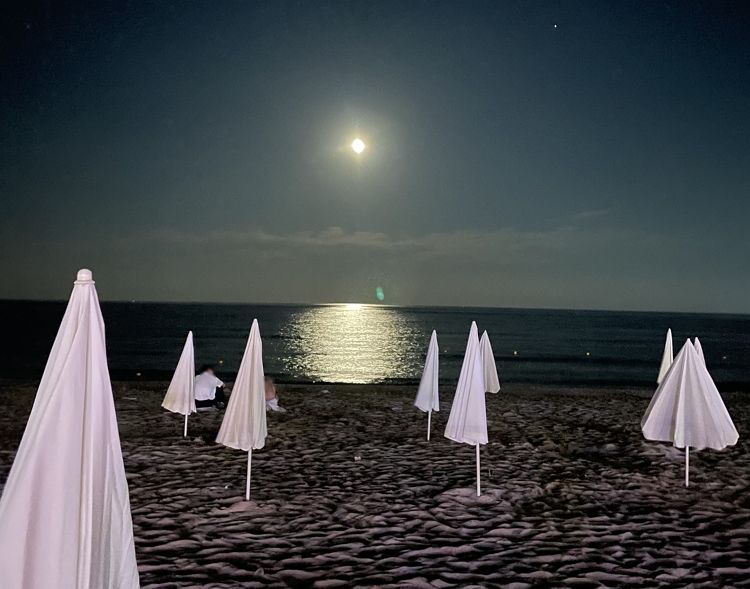 지난 4일 인구해수욕장에서 바라본 바다 전경. 동그랗게 떠있는 보름달이 눈에 띈다. 사진=임우섭 기자