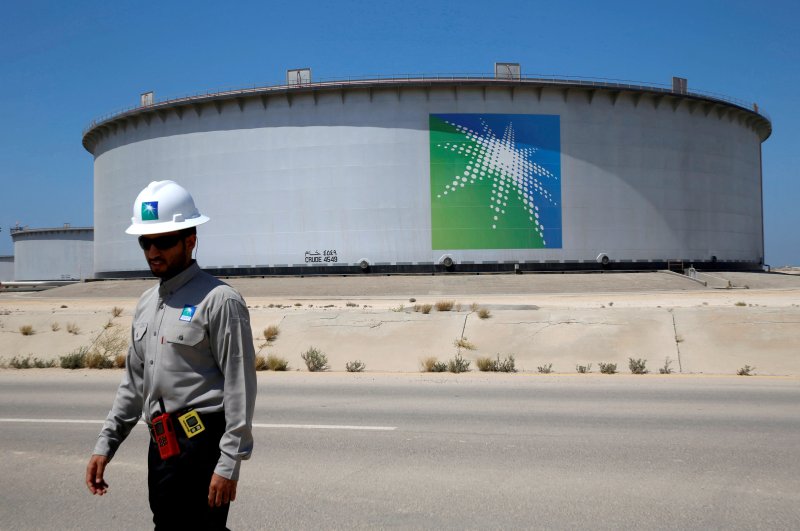 지난 2018년 5월 21일 사우디아라비아 라스 타누라에서 사우디 국영 에너지기업 아람코 직원이 회사 석유 탱크 앞을 지나고 있다.로이터뉴스1