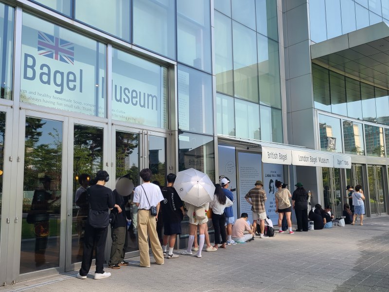 6일 오전 9시 무렵 런던 베이글 뮤지엄과 가까운 잠실 롯데월드몰 14번 게이트 앞 대기줄 ⓒ News1