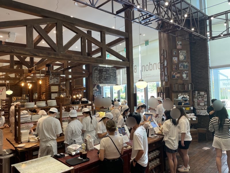 5일 런던 베이글 뮤지엄 잠실점 내부 모습(롯데백화점 제공)