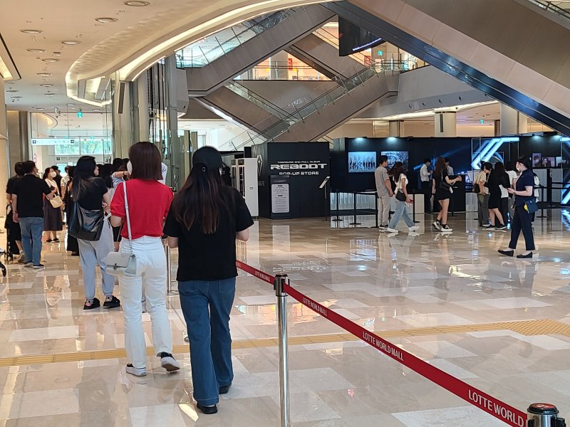 6일 오전 잠실 롯데월드몰 내 트레저 팝업스토어 오픈시간 무렵 대기열 ⓒ News1