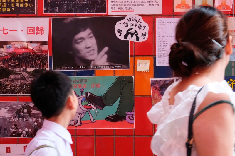 범죄인 인도법(송환법)으로 촉발된 홍콩의 대규모 시위가 이어지던 2019년 7월 홍콩의 민주화 지지하는 포스터들이 붙은 '레넌벽'에 이소룡의 사진이 걸려있다. 2019.07.16/ ⓒ 로이터=뉴스1 ⓒ News1 박재하 기자