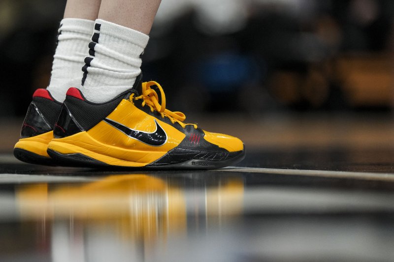 1978년 개봉한 '사망유희'(死亡遊戱, Game of Death)에서 이소룡이 입은 노란색 트레이닝복을 오마주한 나이키 농구화를 한 농구선수가 신고 있다. 2023.04.03/ ⓒ 로이터=뉴스1 ⓒ News1 박재하 기자