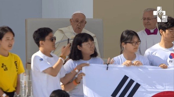 프란치스코 교황이 6일 포르투갈 리스본에서 열린 2023세계청년대회 폐막일 미사에서 2027년 차기 대회가 서울에서 열린다고 발표했다. (WYD 공식유튜브 갈무리)