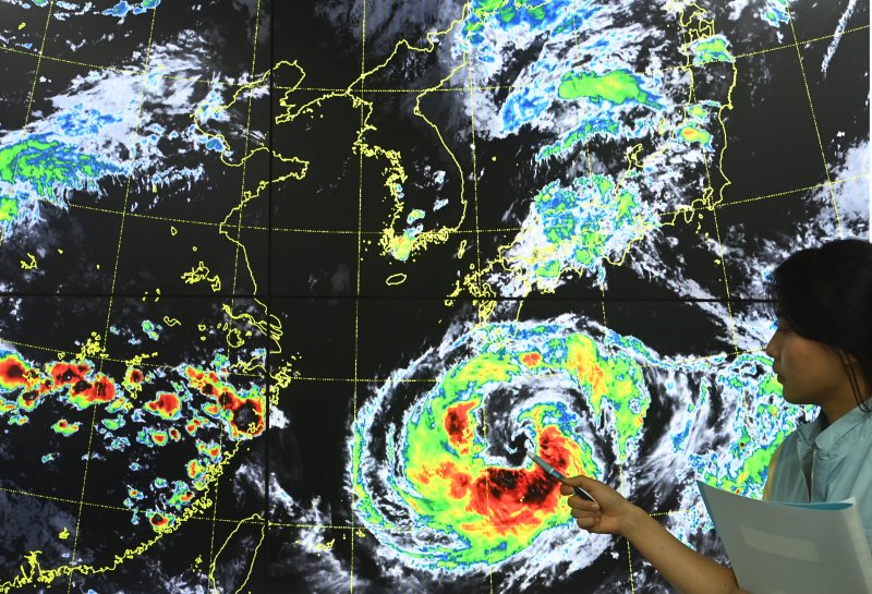 제6호 태풍 카눈이 한반도로 북상하고 있는 7일 오후 경기도 수원시 권선구 수도권기상청에서 예보관이 태풍의 이동경로를 분석하고 있다. 뉴시스