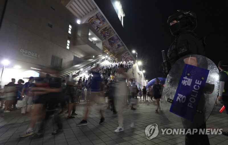 '살인 예고'에 불안한 주말 밤 (대구=연합뉴스) 윤관식 기자 = 삼성과 LG의 프로야구 경기가 열리는 대구 야구장에서 '흉기 난동'을 부리겠다는 예고 글이 올라온 5일 오후 대구 삼성라이온즈파크에서 경찰특공대가 총기를 소지한 채 만일의 상황에 대비하고 있다. 2023.8.5 psik@yna.co.kr (끝)