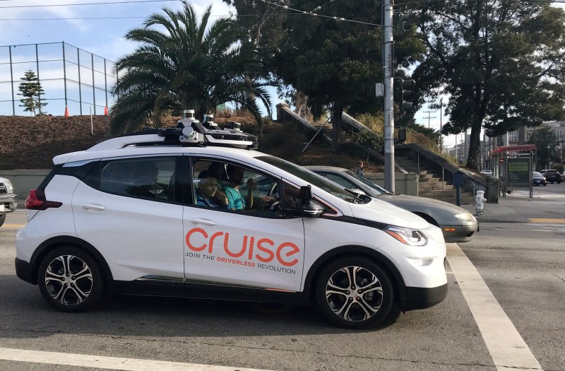 제너럴모터스(GM)의 자율주행 로보택시 크루즈가 샌프란시스코 도로에 잠시 정차해 있다. /사진=로이터뉴스1