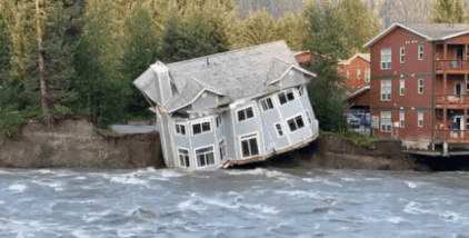 알래스카 주도 주노에서 빙하가 녹으며 수위가 높아져 주택 1채가 강물에 휩쓸려 붕괴됐다. /사진=샘 놀런 SNS 캡처,서울경제