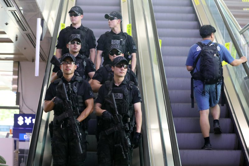 대구공항에 대한 '폭탄테러'와 공항 이용객 불특정 다수를 상대로 '흉기난동'을 예고하는 글이 온라인 커뮤니티에 등장한 가운데 7일 오후 경찰특공대가 공항 내부 순찰을 강화하고 있다 /사진=뉴스1