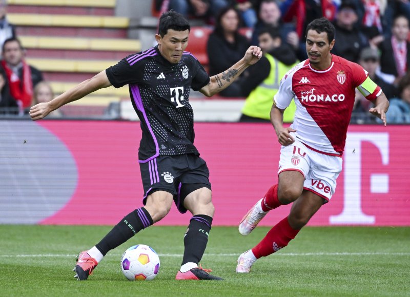 [우테르하칭=AP/뉴시스] 바이에른 뮌헨의 김민재(왼쪽)가 7일(현지시각) 독일 우테르하칭의 스포츠 스포르트파크 경기장에서 열린 AS 모나코(프랑스)와의 친선 경기 중 공을 다투고 있다. 김민재는 전반 29분 패스 실수로 실점의 빌미를 제공했고 뮌헨은 4-2로 역전승했다. 2023.08.08.