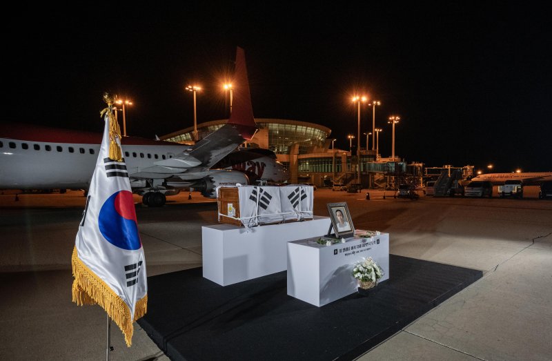 최재형 지사 부인 유해 한국 도착..'백년만의 해후'